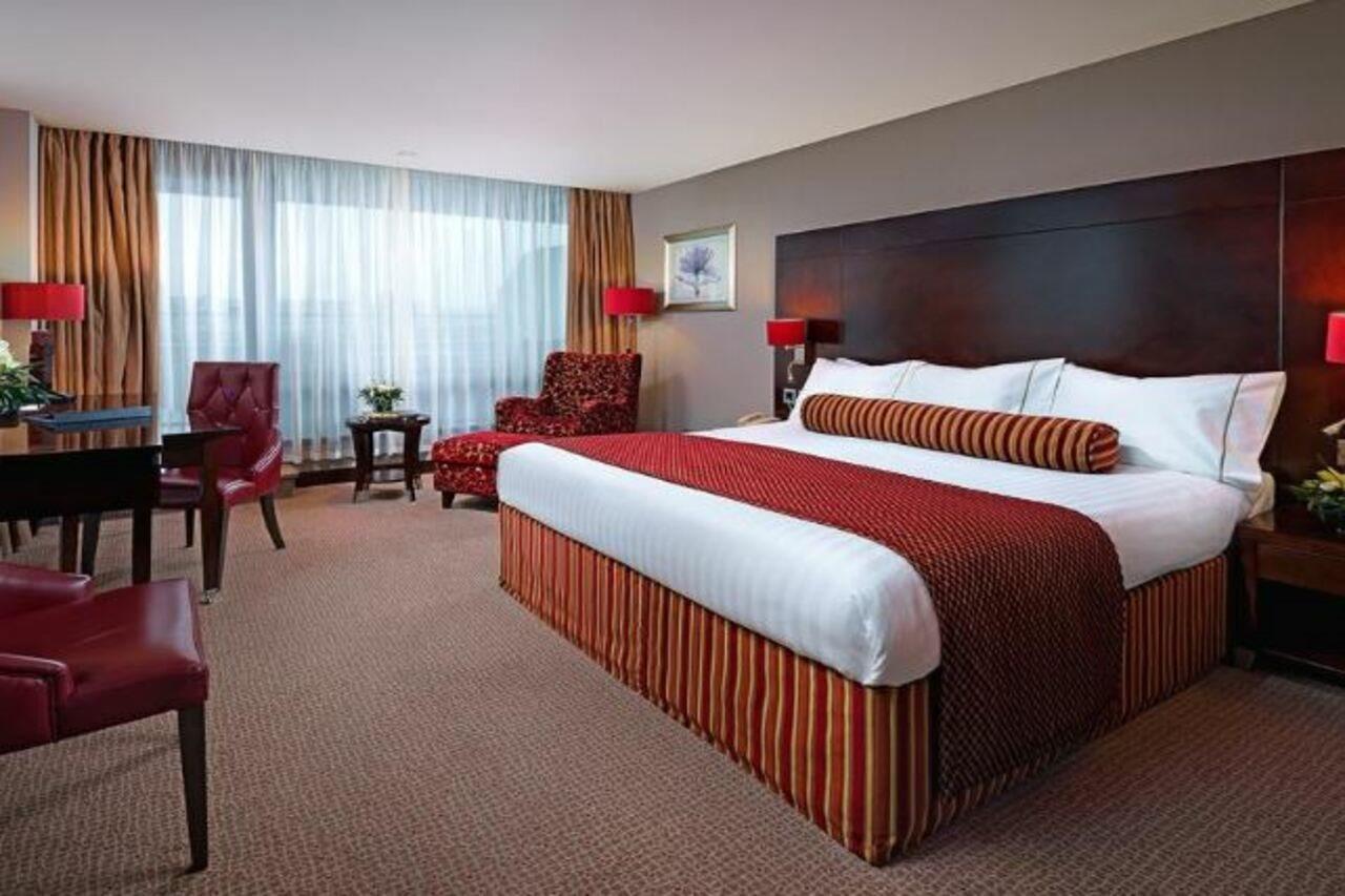 The Savoy Hotel Limerick Junction Eksteriør bilde A bedroom at the Hilton London Heathrow