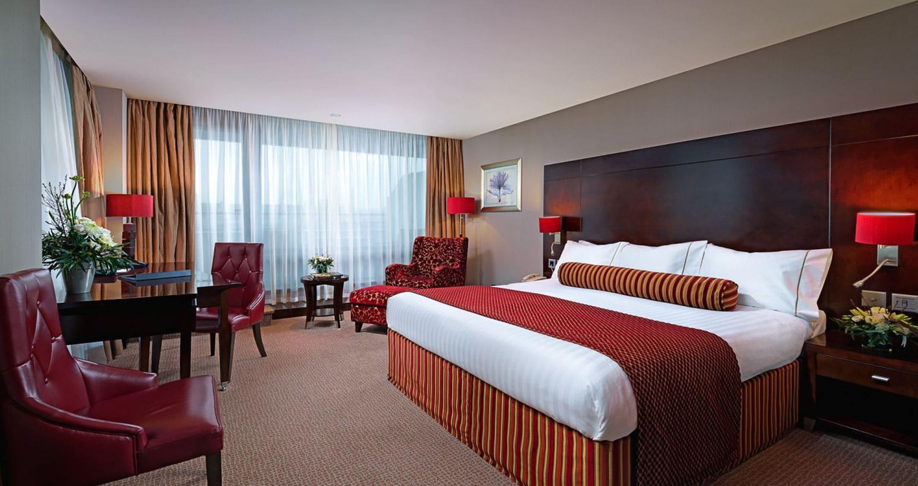 The Savoy Hotel Limerick Junction Eksteriør bilde A bedroom at the Hilton London Heathrow