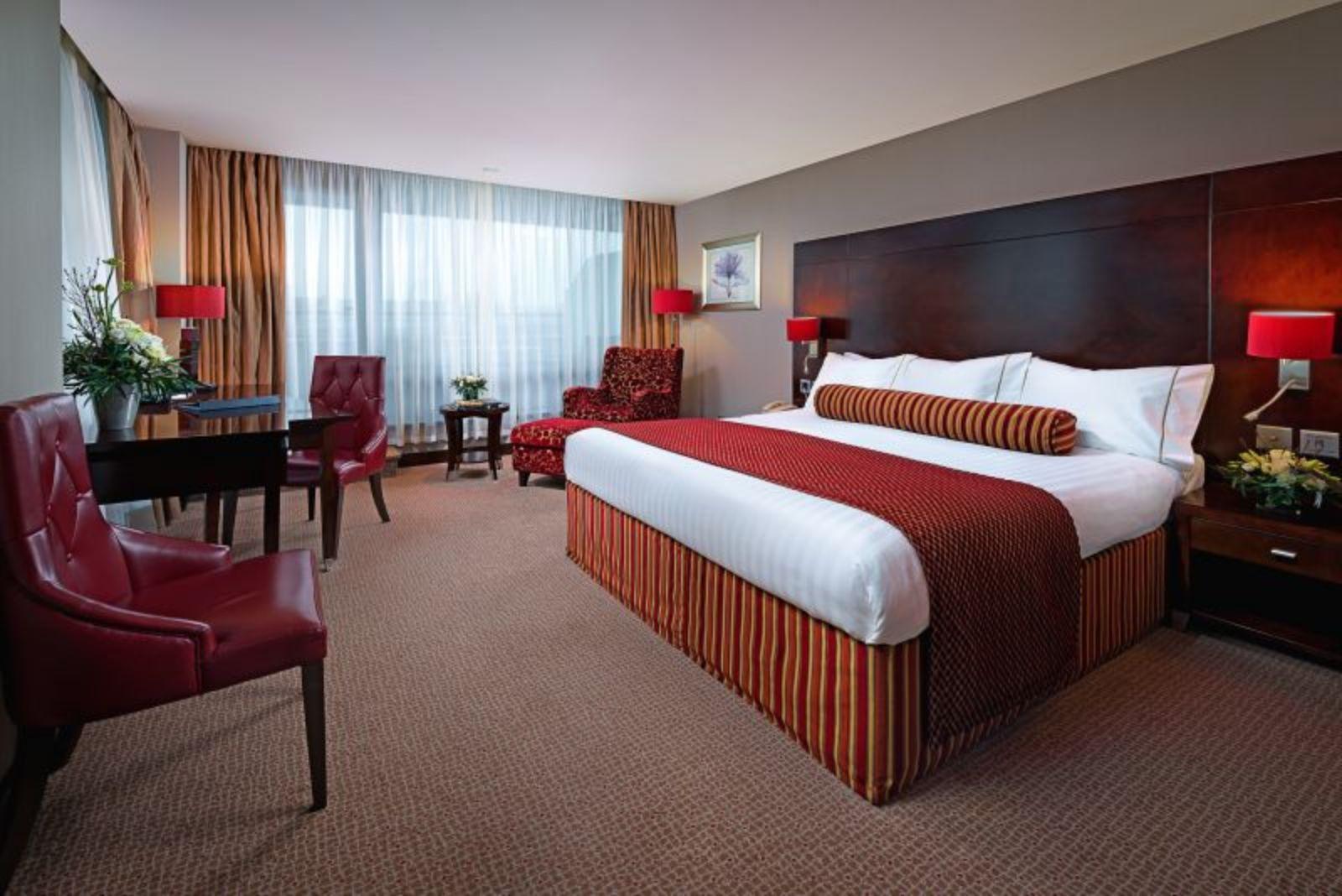 The Savoy Hotel Limerick Junction Eksteriør bilde A bedroom at the Hilton London Heathrow