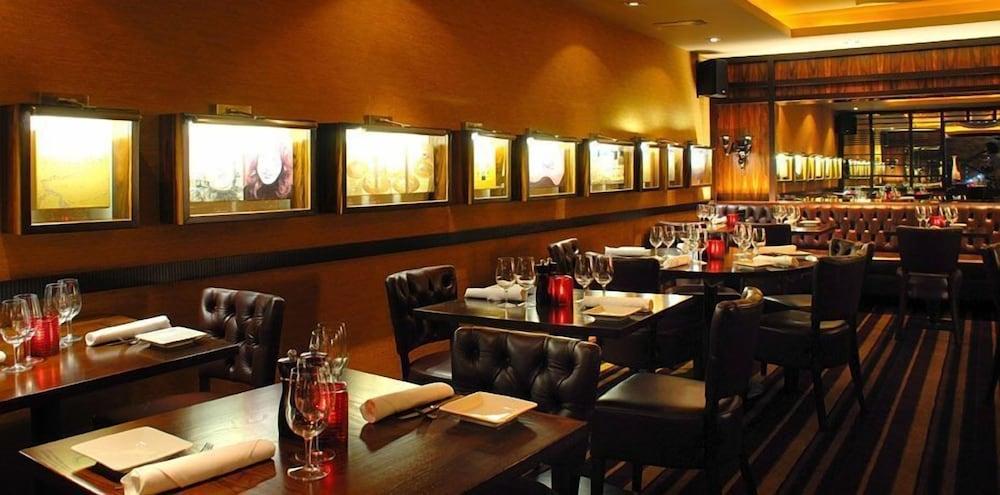 The Savoy Hotel Limerick Junction Eksteriør bilde Interior of the restaurant