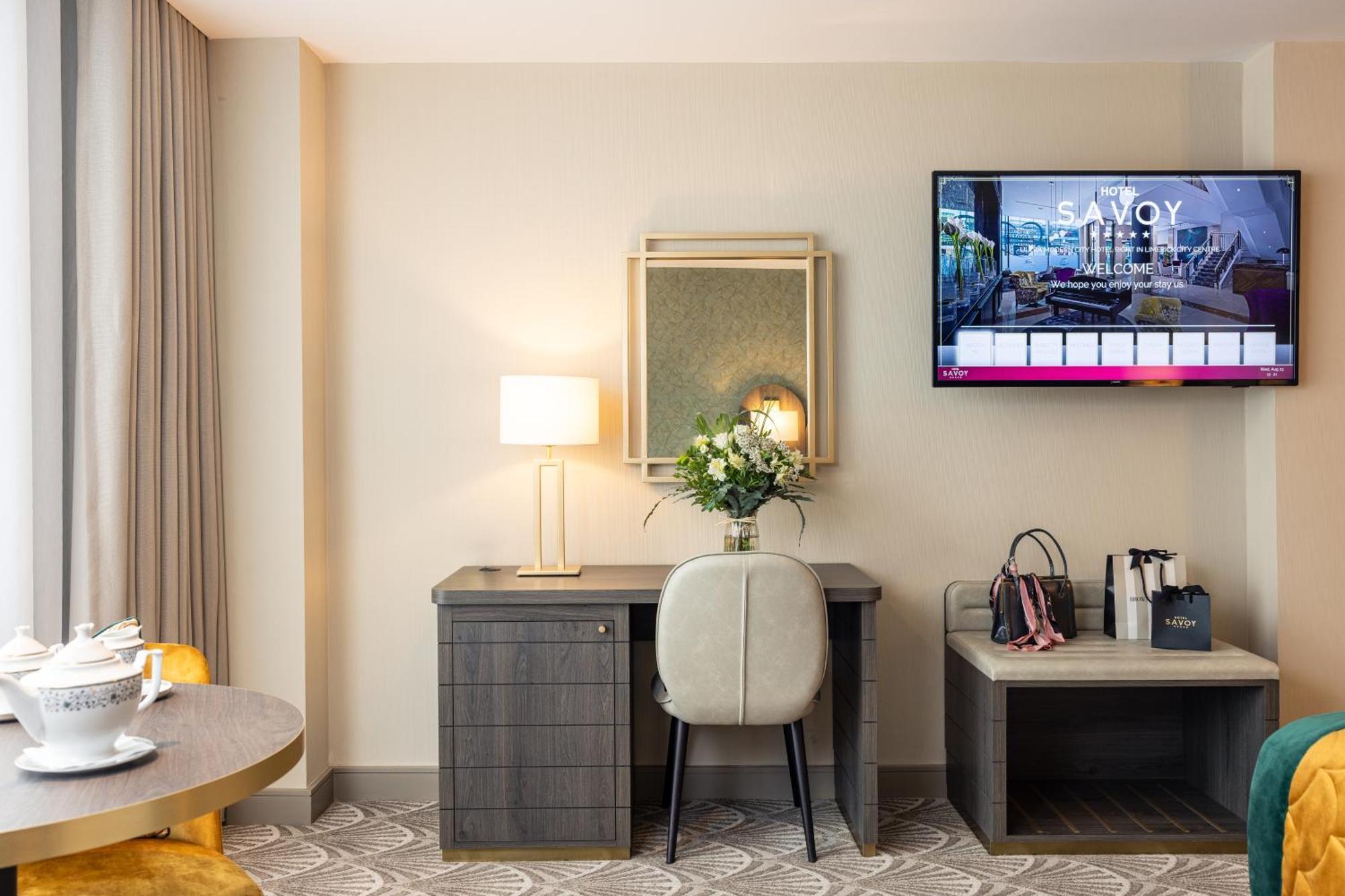 The Savoy Hotel Limerick Junction Eksteriør bilde A room at Savoy