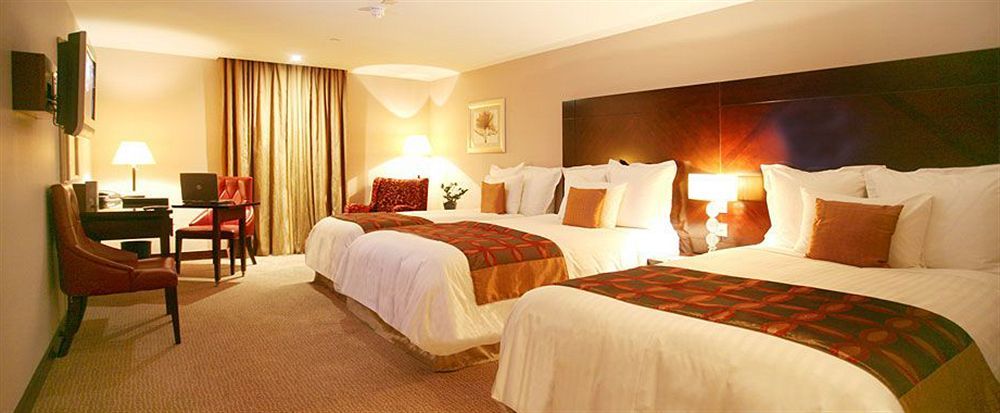 The Savoy Hotel Limerick Junction Eksteriør bilde A room at the hotel