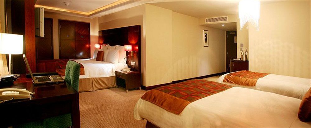 The Savoy Hotel Limerick Junction Eksteriør bilde A room at the hotel