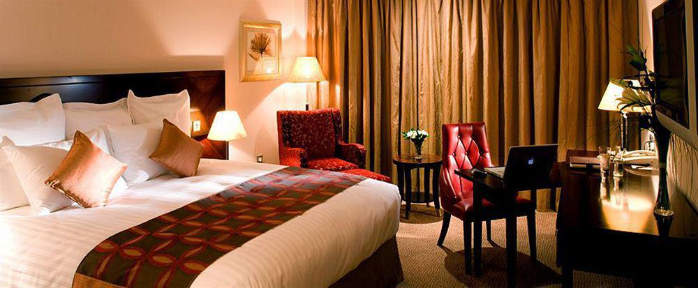 The Savoy Hotel Limerick Junction Rom bilde A room at the hotel